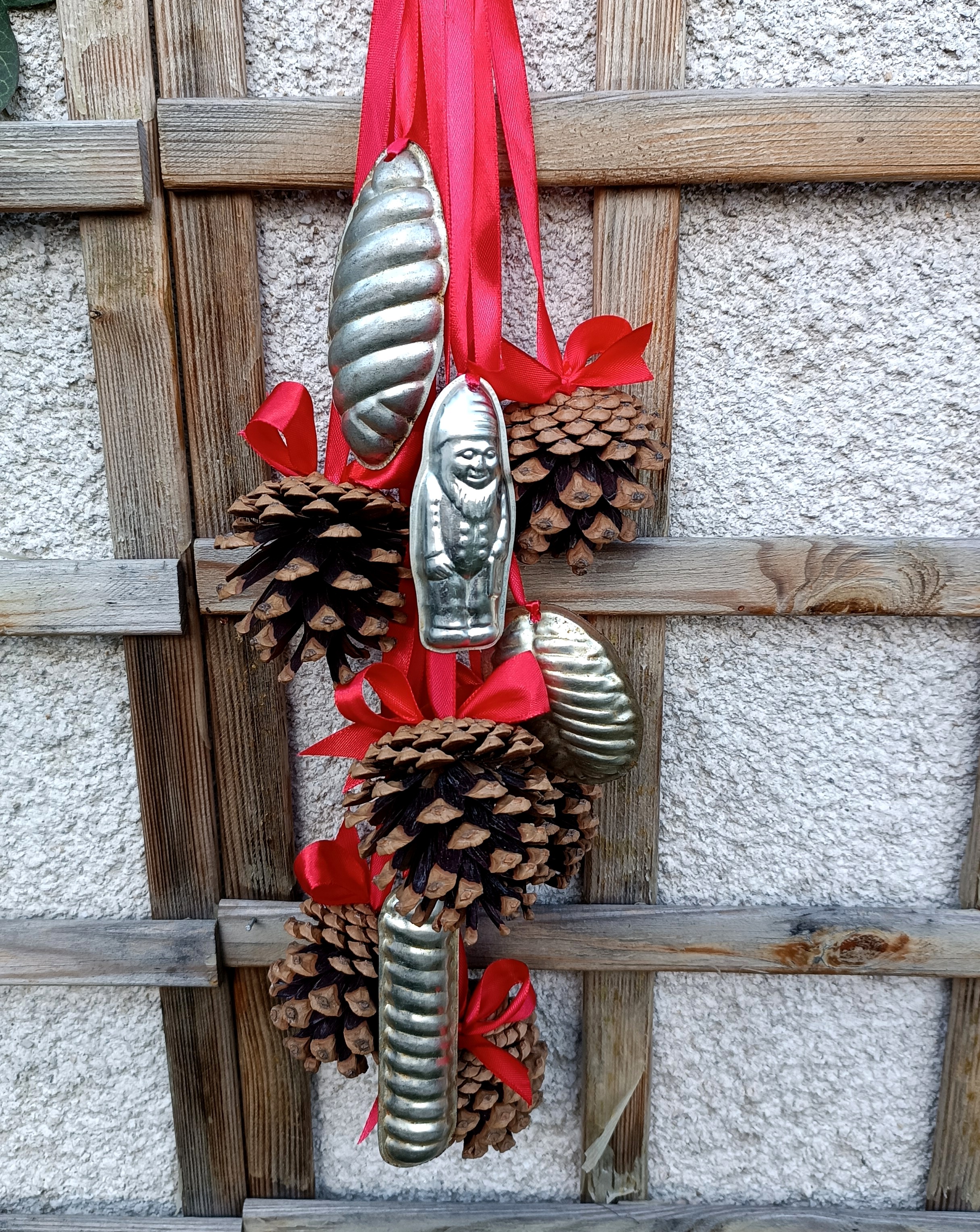 Vánoční závěs z šišek a formiček 