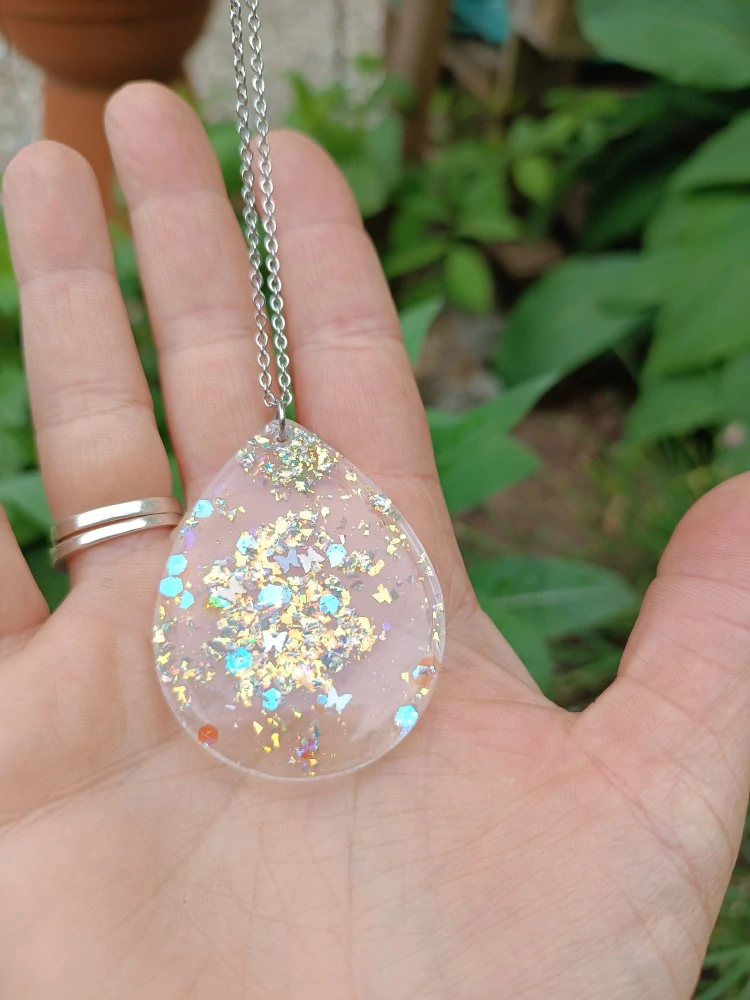 Zlatavé odlesky a motýlci v pryskyřici