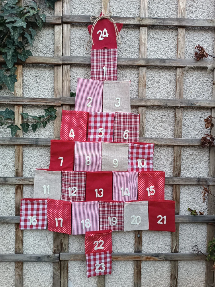Adventní kalendář, kapsičkový / červený