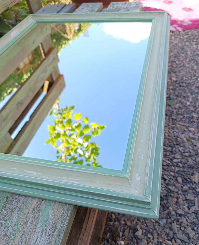 Zrcadlo v zelenkavém rámu s patinou