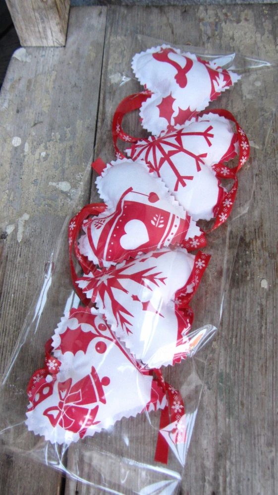 Sada červenobílých srdíček 