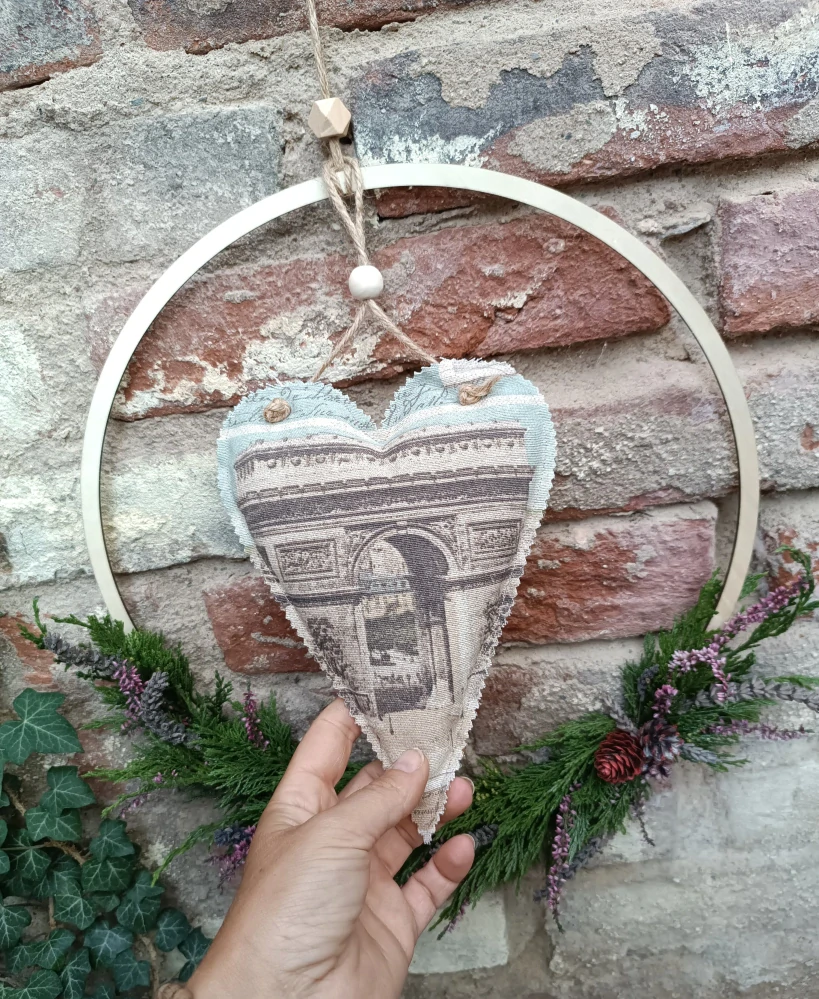 Kruh s ručně šitým srdcem