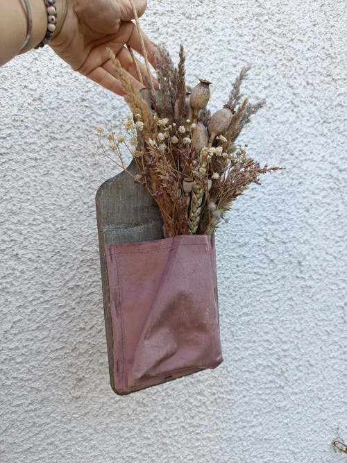 Prkýnko se sušenou kyticí