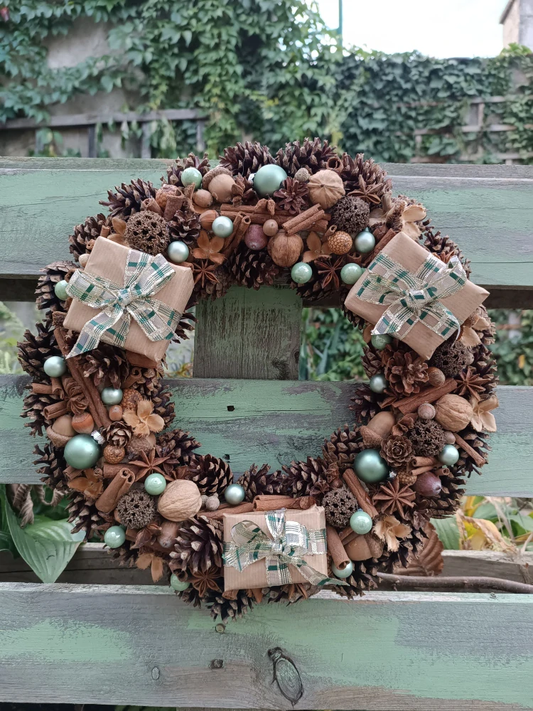 Věnec s dárečky a zelenými baňkami