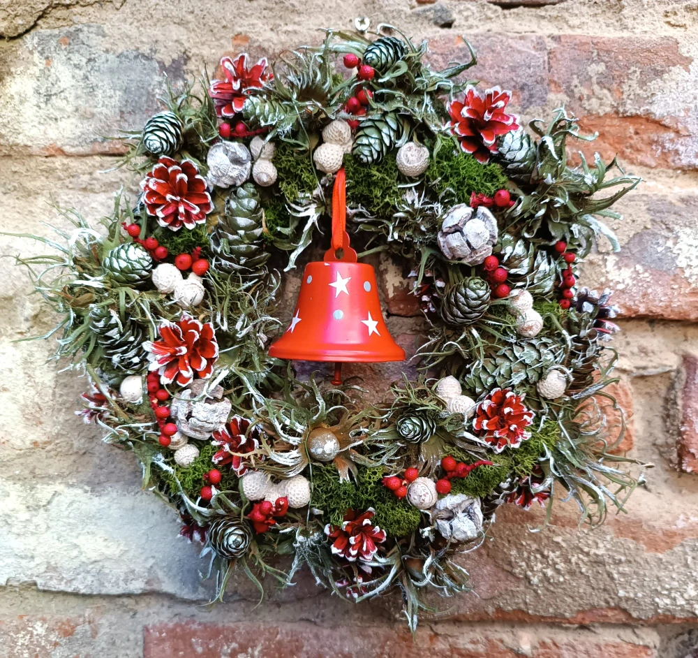 Vánoční věnec se zvonečkem