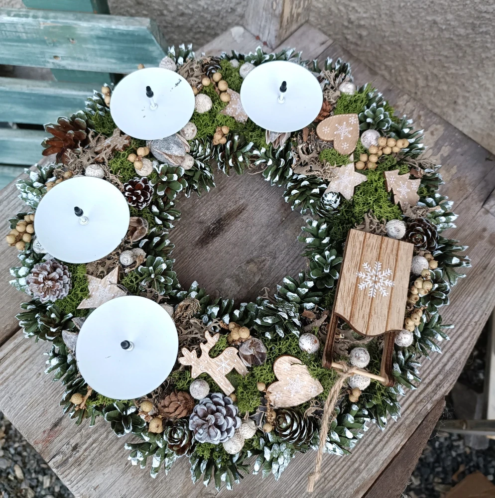 Velký adventní svícen s dřevěnými ozdobami