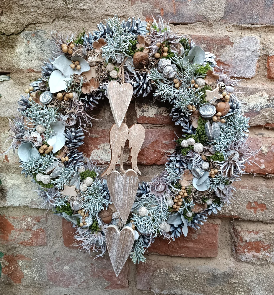 Velký vánoční věnec se srdíčky a křídly