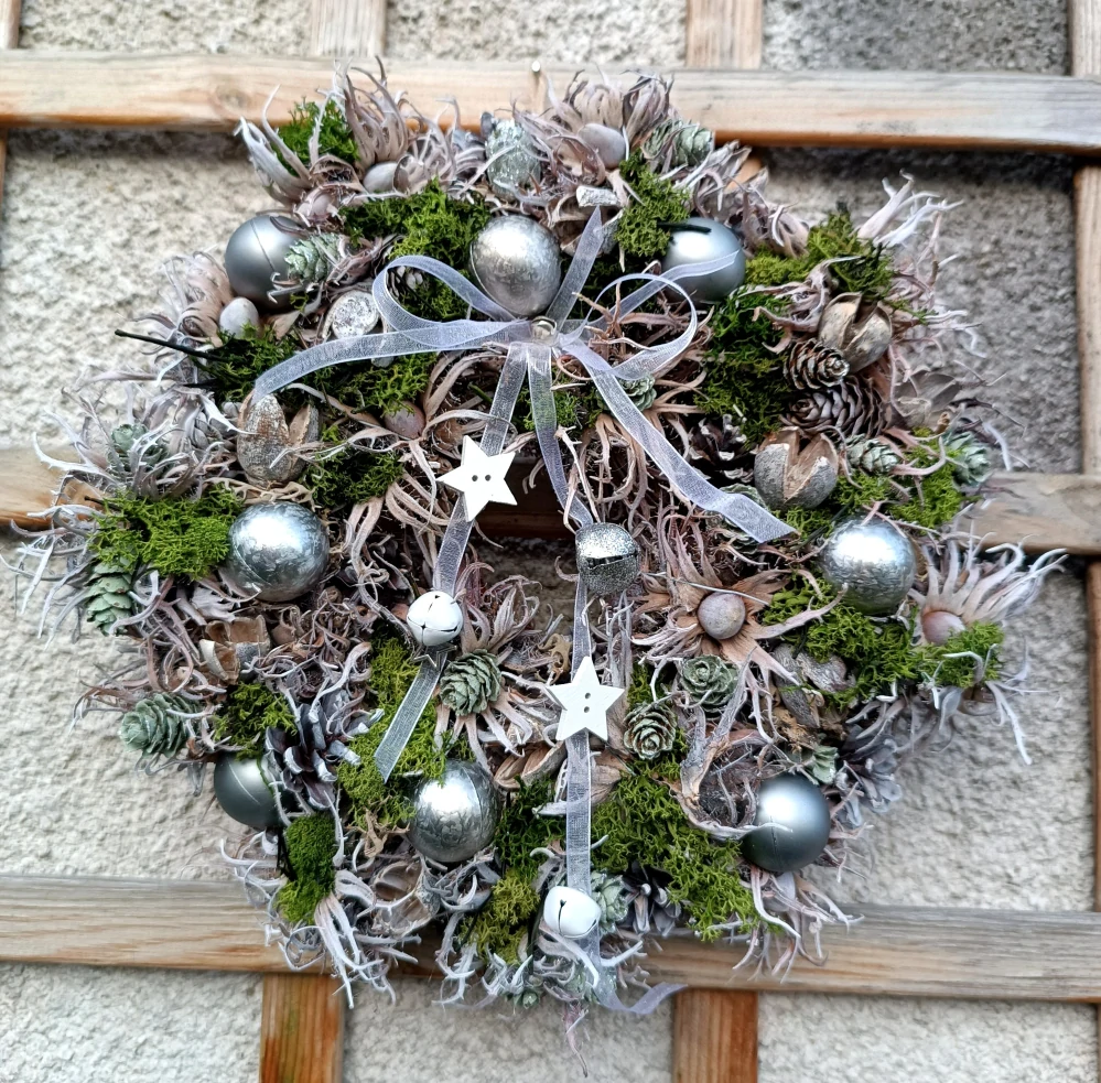 Vánoční střapáč se stříbrnými baňkami