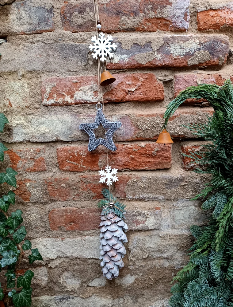 Závěs se zvonečkem a velkou šiškou 