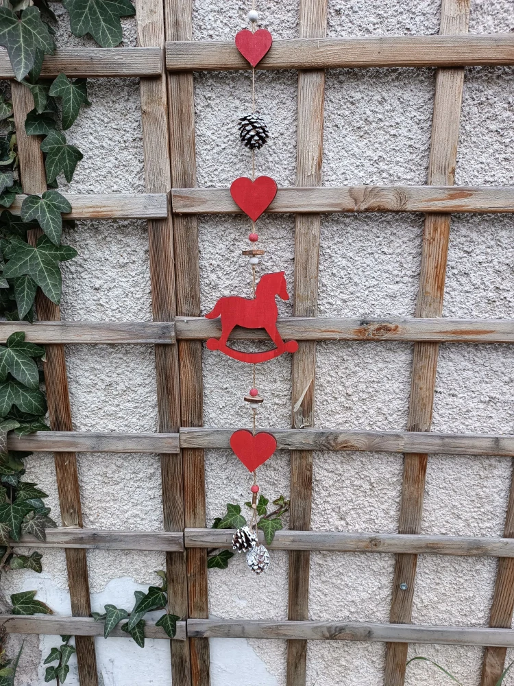 Červený závěs s koníkem 