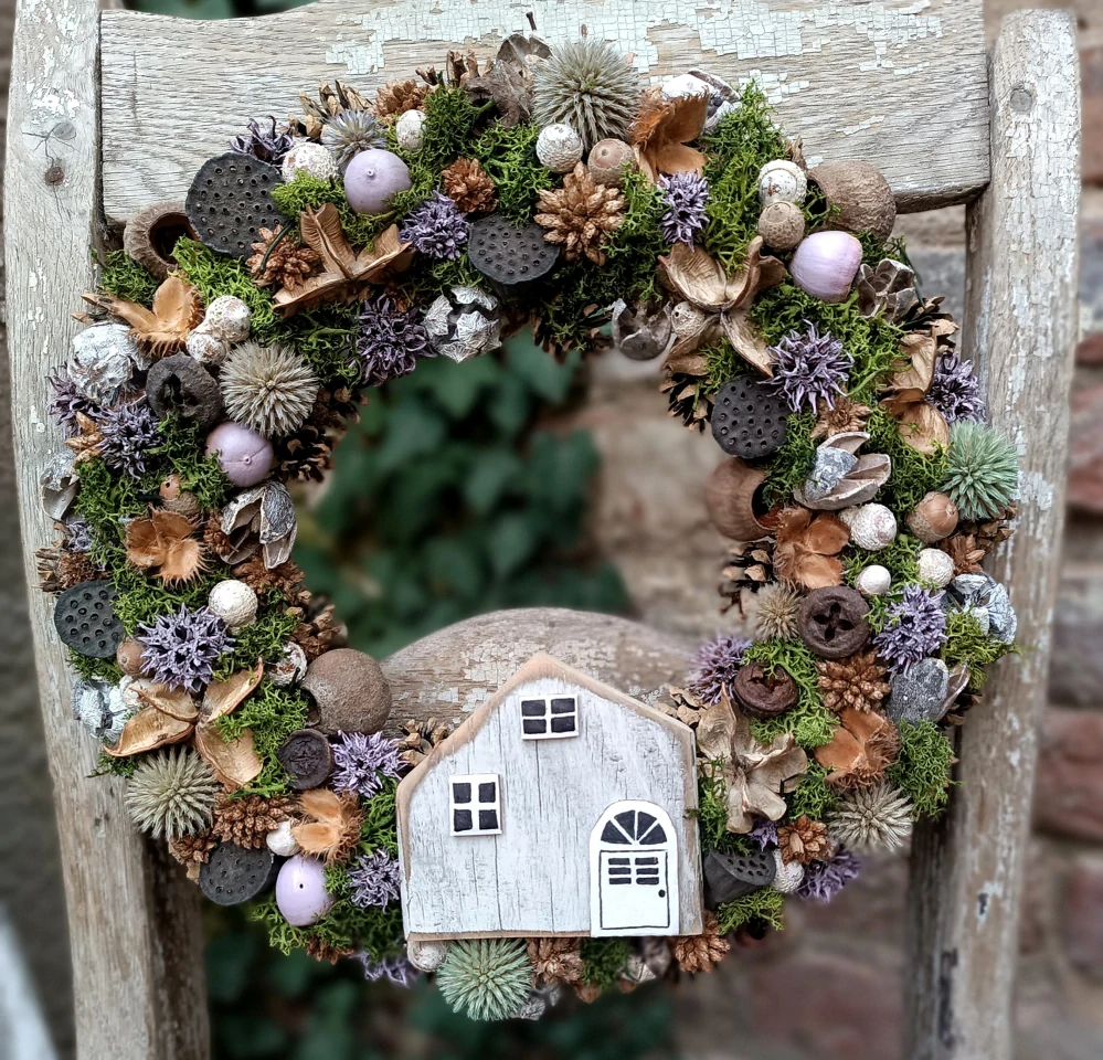 Celoroční věnec s autorským domečkem 