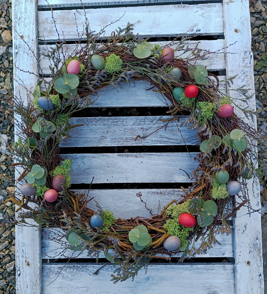 Proutěný věnec s barevnými vajíčky