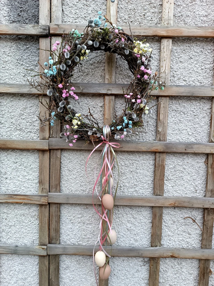 Proutěný věnec se stuhami a vajíčky