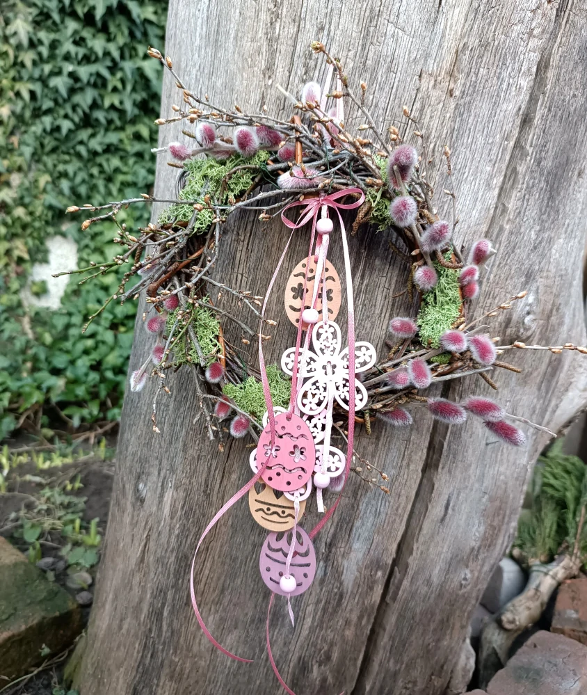 Jarní věneček s kočičkami a dřevěnými kraslicemi