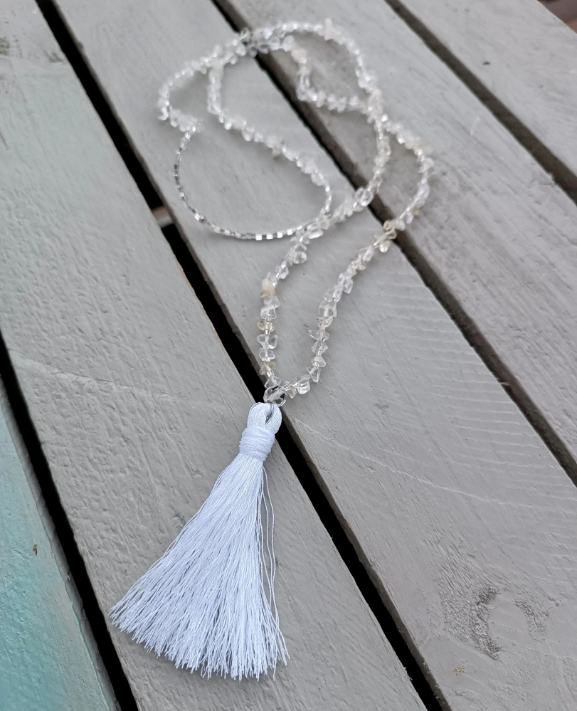 Křišťálový náhrdelník se střapcem