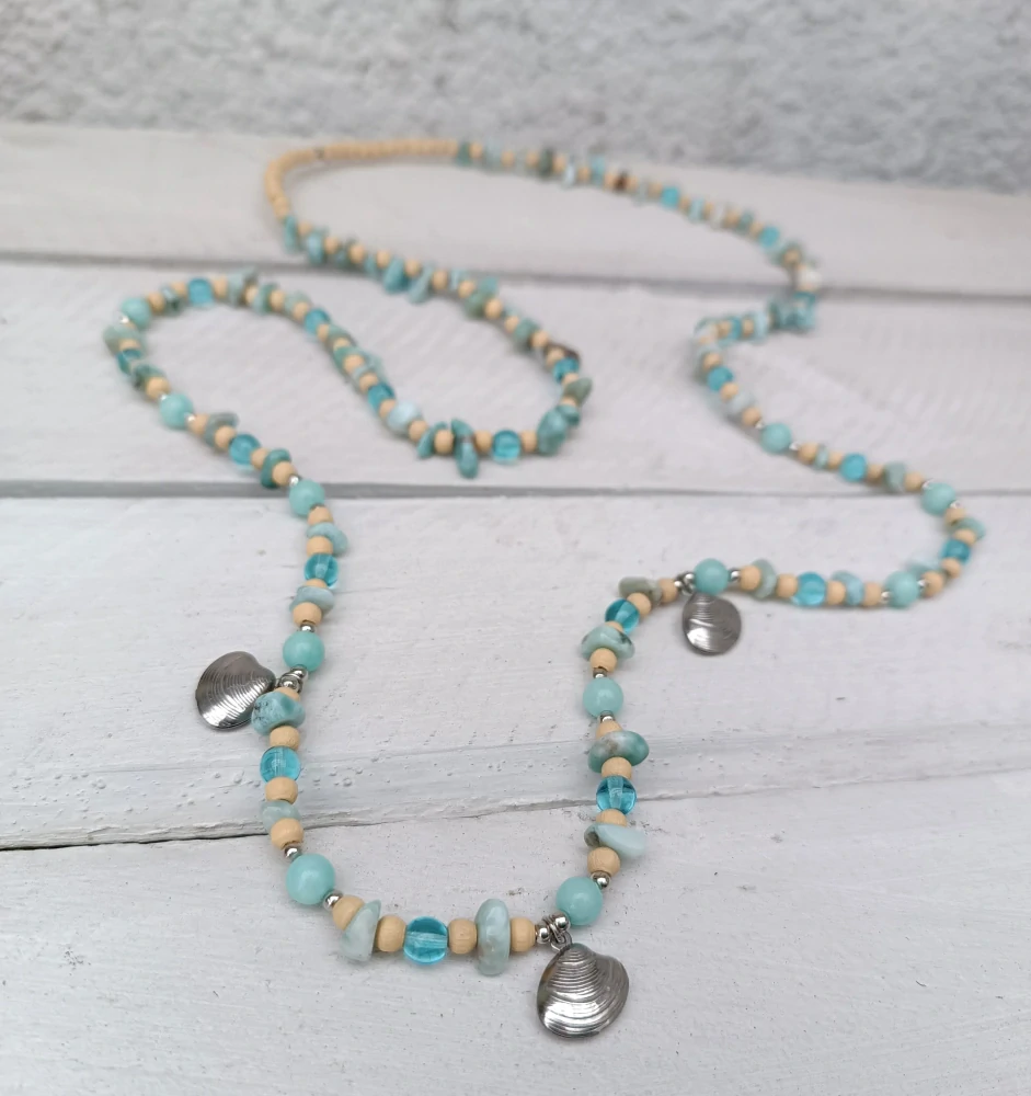 Náhrdelník s larimar zlomky a mušličkami z nerezu