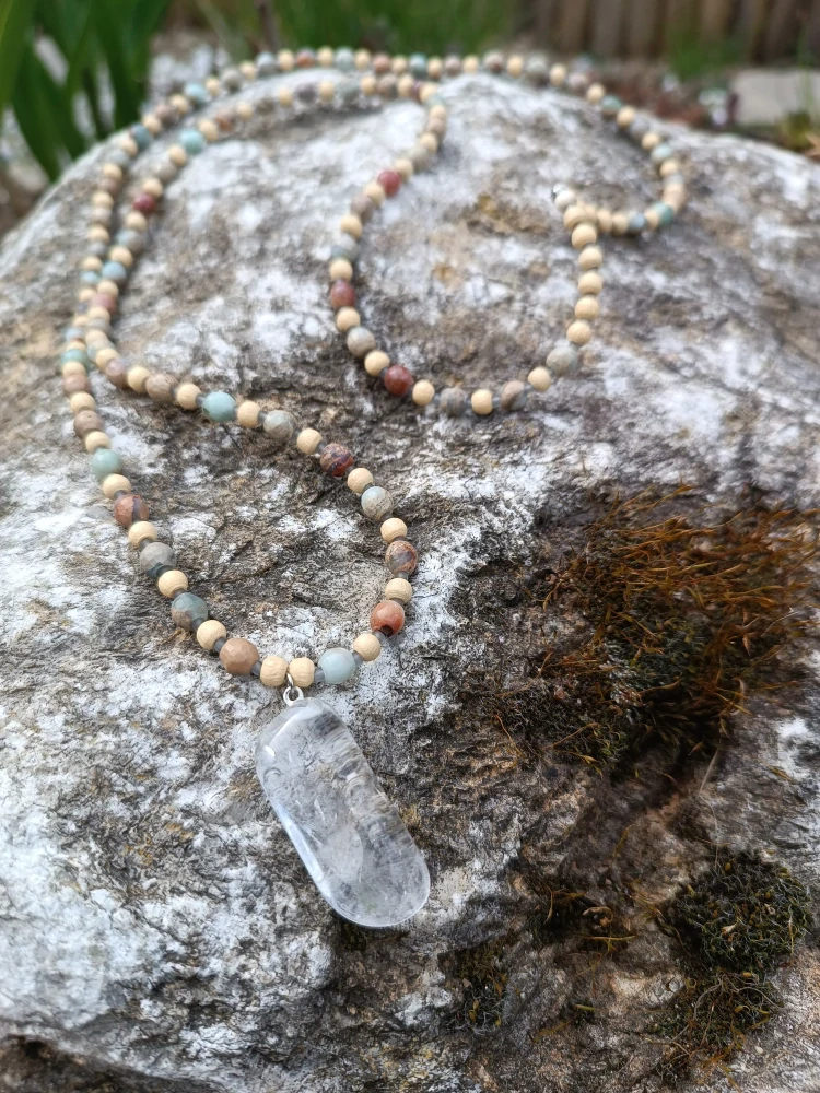 Náhrdelník s agalmatolitem a křišťálem