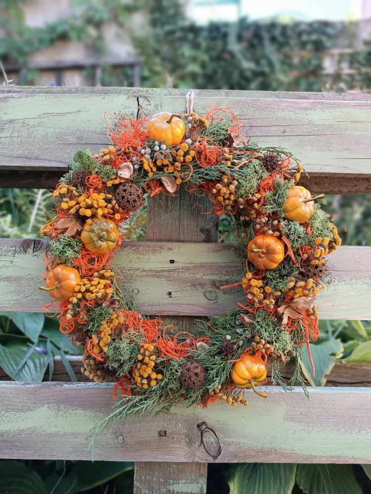 Oranžový věnec s dýněmi