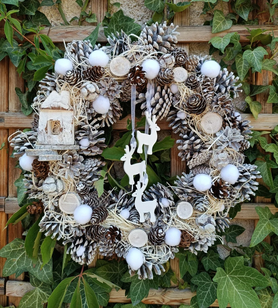 Věnec s chaloupkou a sobíky 