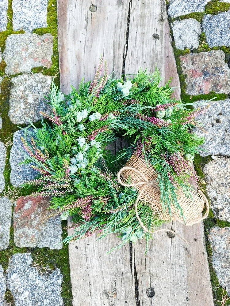 Dušičkový věneček s jutovou stuhou 