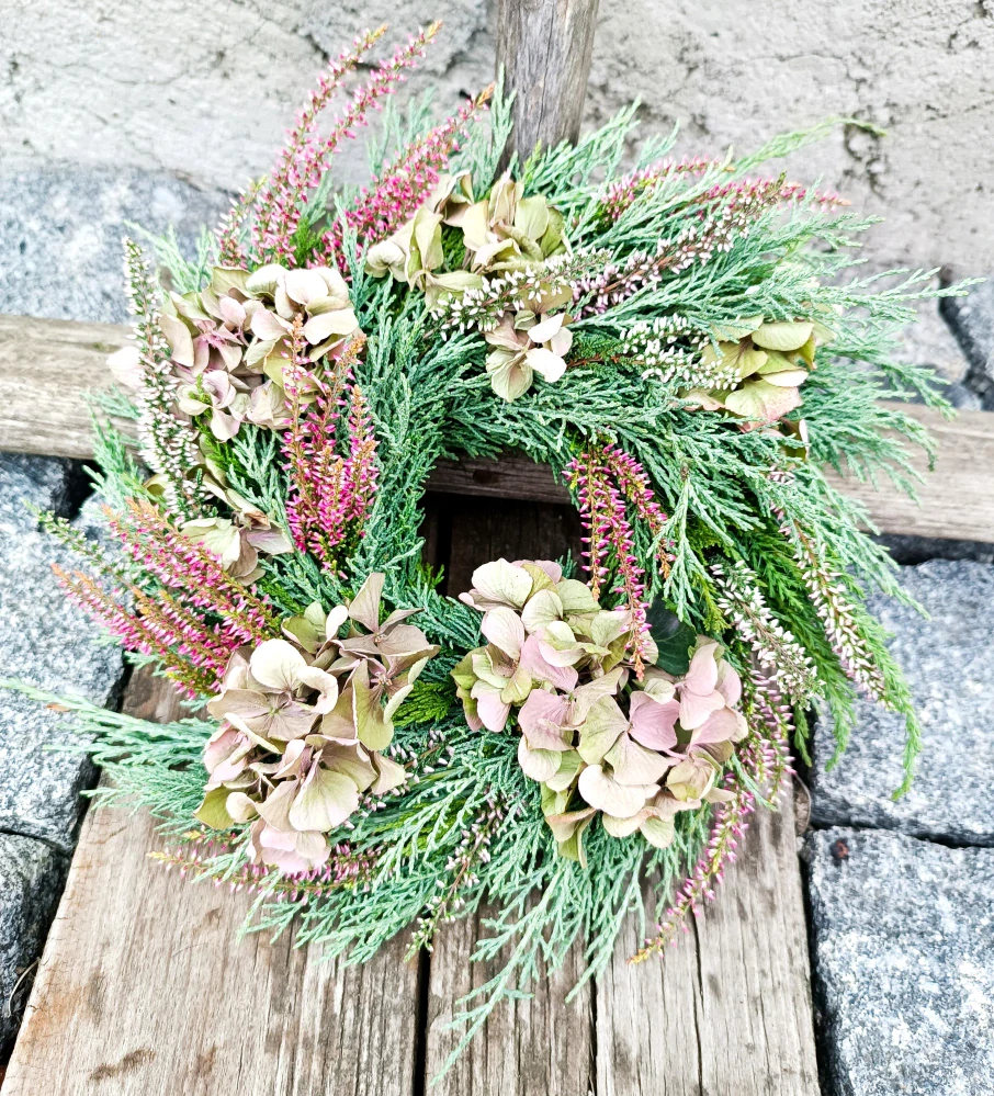 Venkovní věneček s hortenzií 