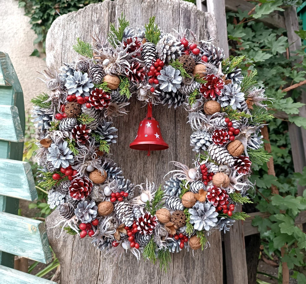 Střapatý věnec se zvonečkem / na přání 