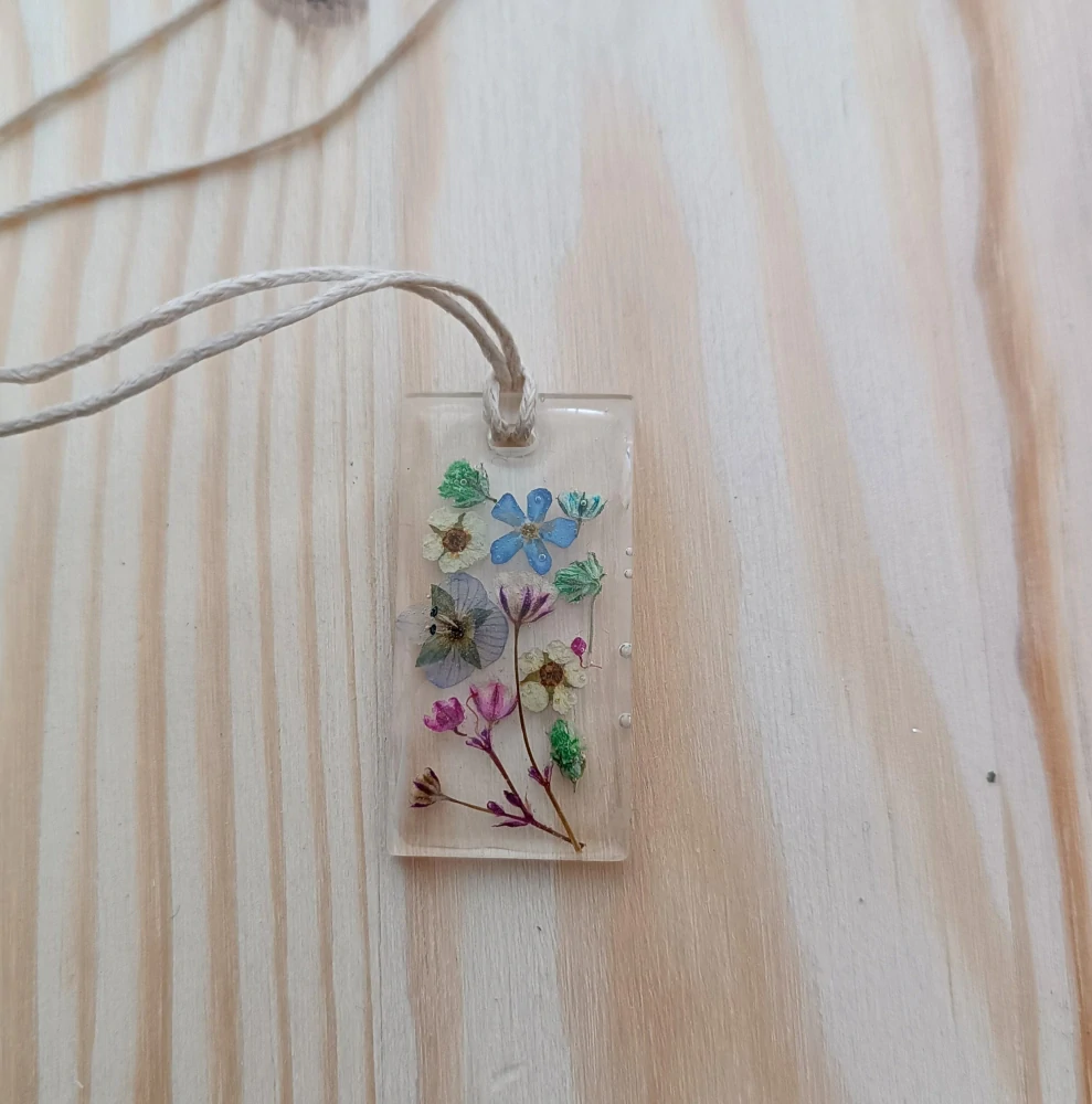 Přívěsek s živými květy II.