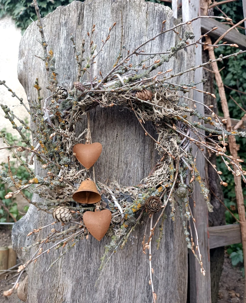 Větvičkový věnec s plechovými srdíčky a zvonečkem 