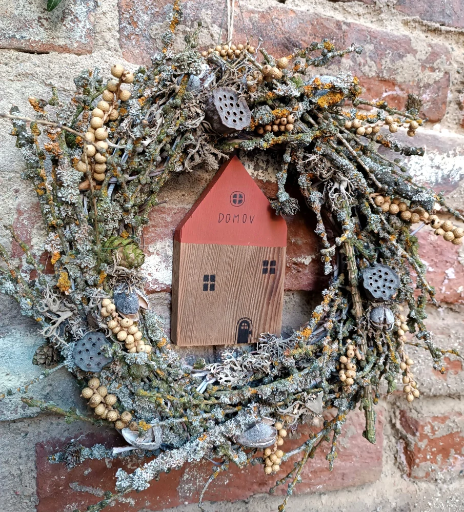 Zimní venkovní věnec s autorským domečkem