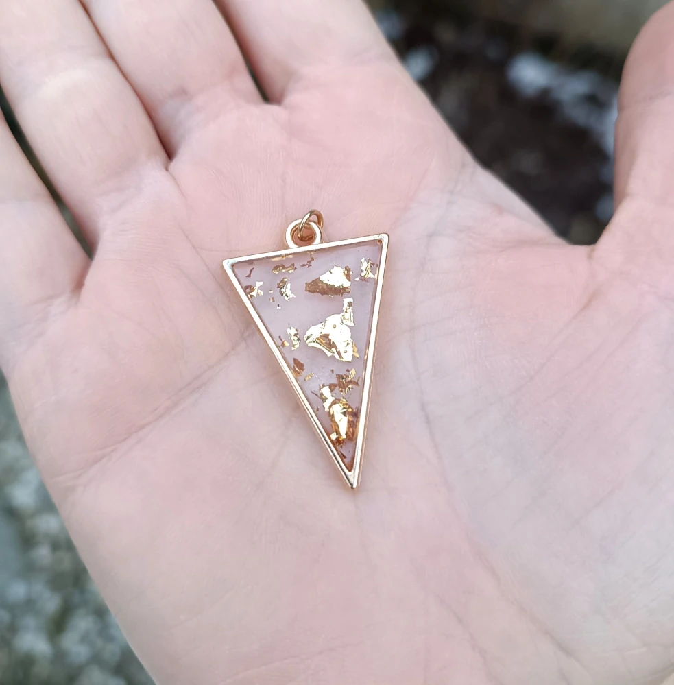 Symbol źeny se zlatavými odlesky