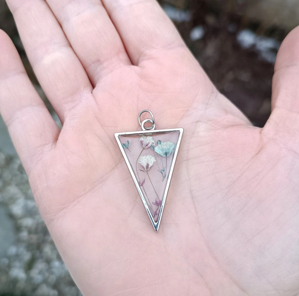 Ženský symbolický přívěsek s květy v pryskyřici