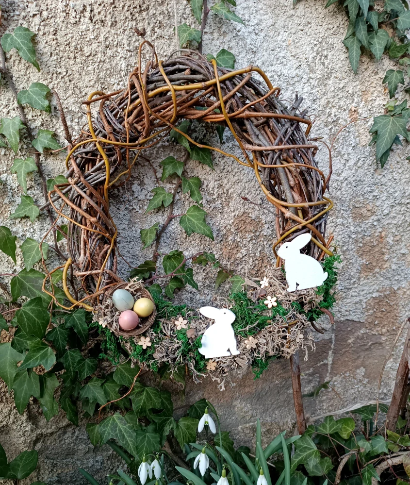 Velké proutěné vejce se zajíčky
