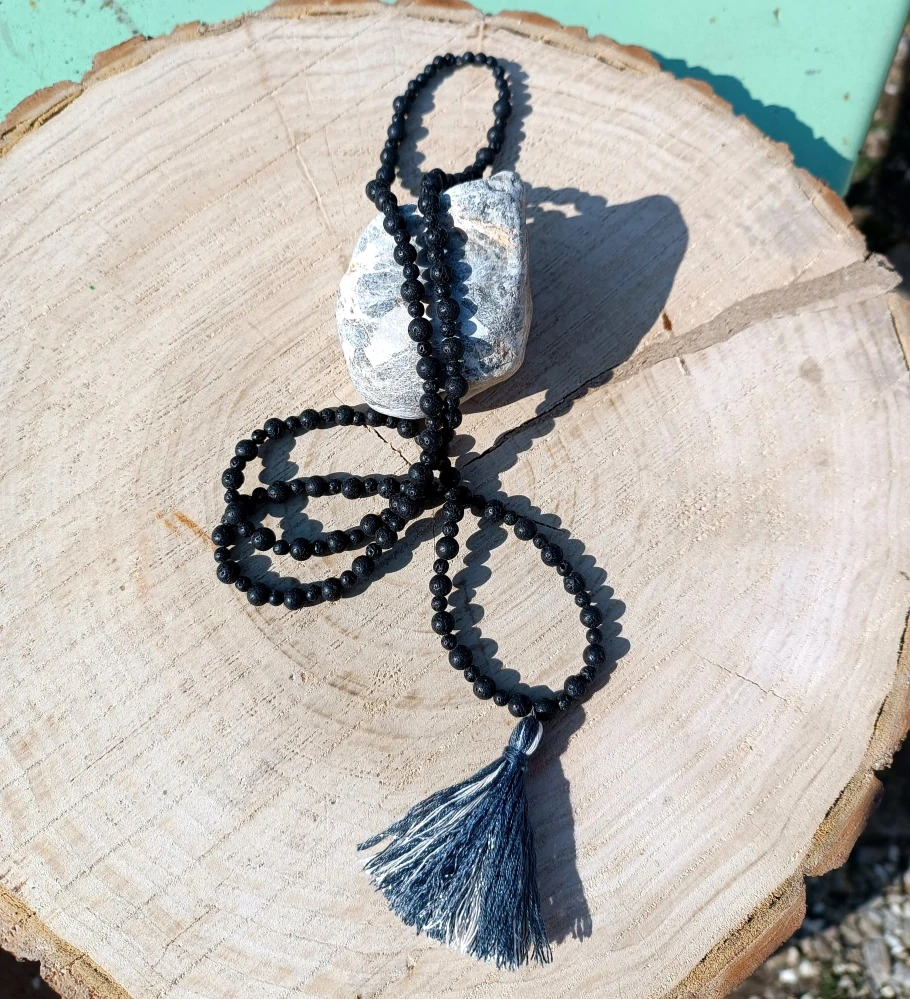 Dlouhý náhrdelník z lávy 