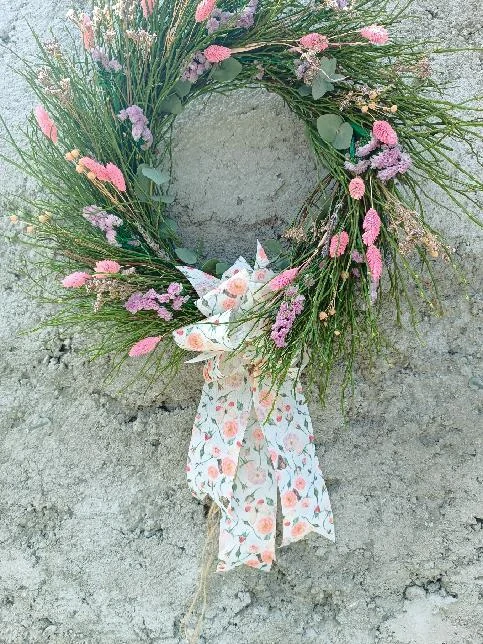 Květinový věnec s výraznou mašlí 