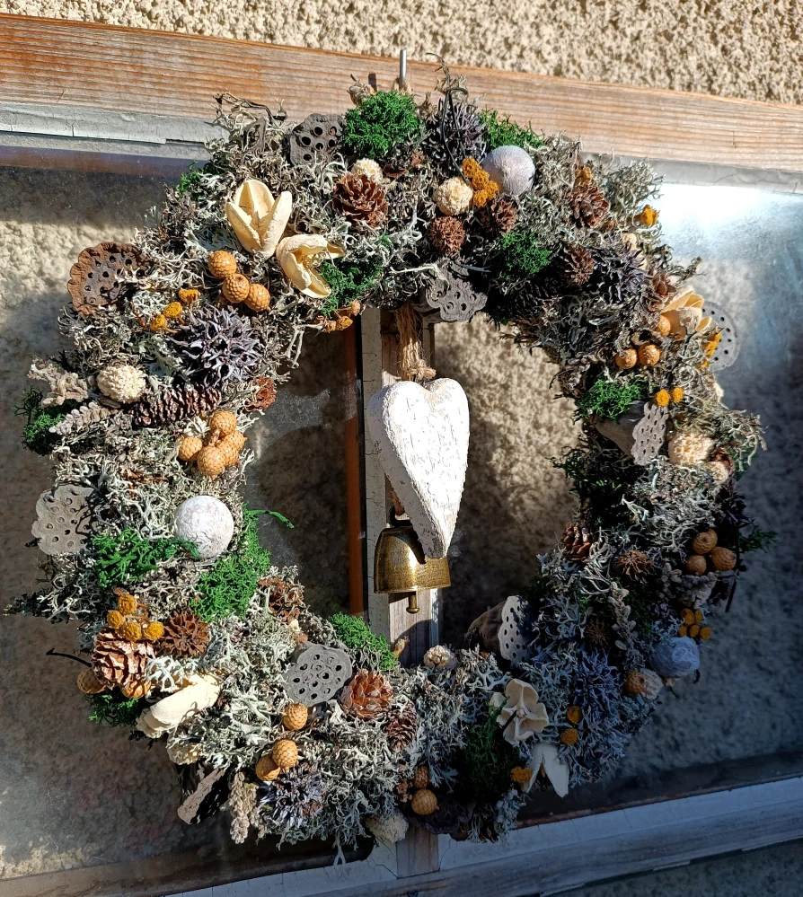 Celoroční věnec se srdíčekm a zvonečkem 