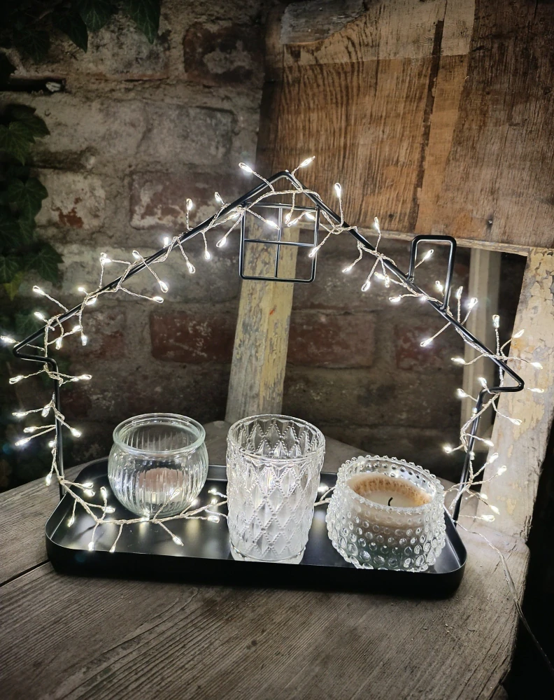 Kovový tác, domeček + 100 led světýlek
