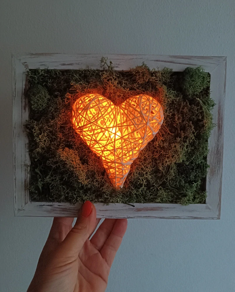 Papírové srdce v mechu