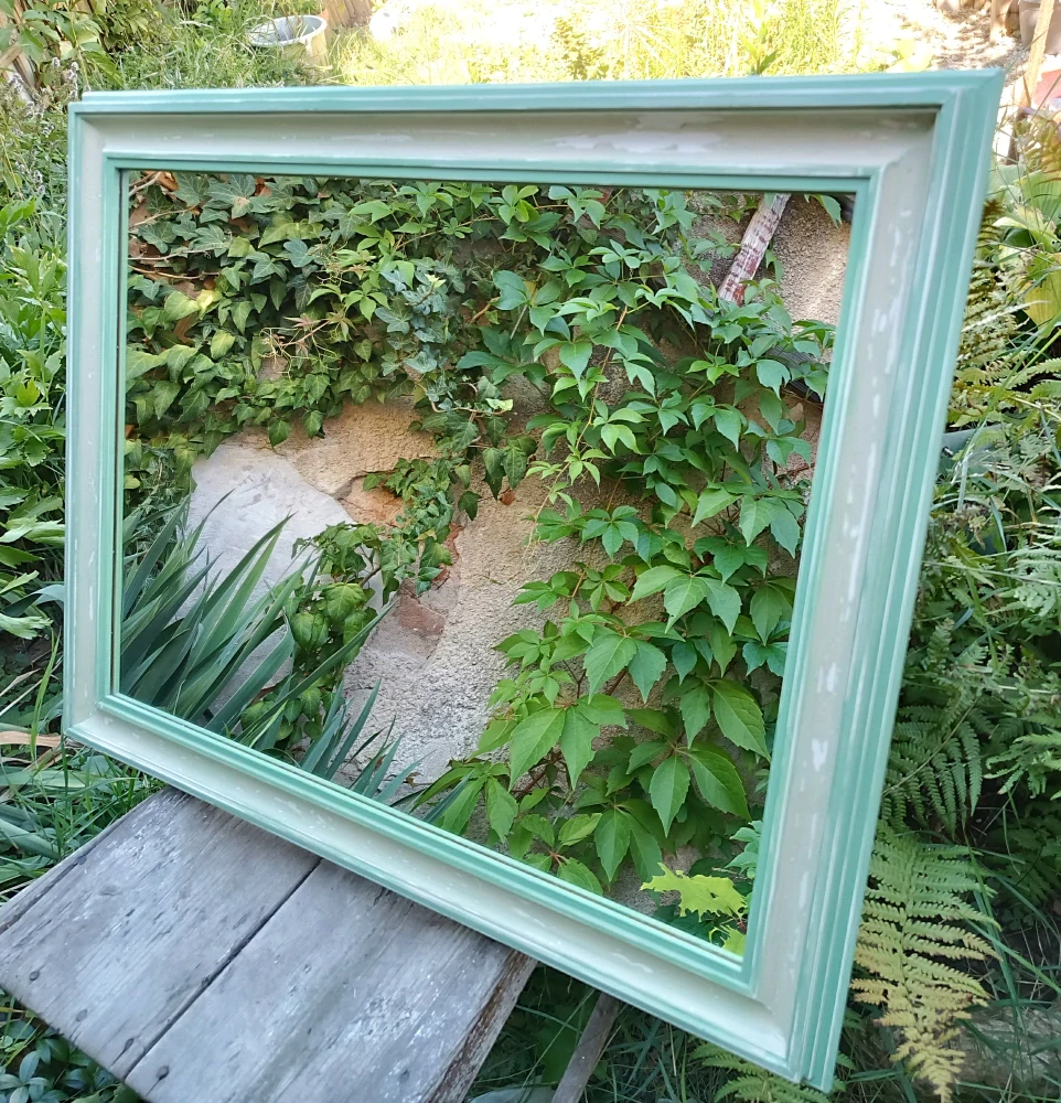 Zrcadlo v zelenkavém rámu s patinou