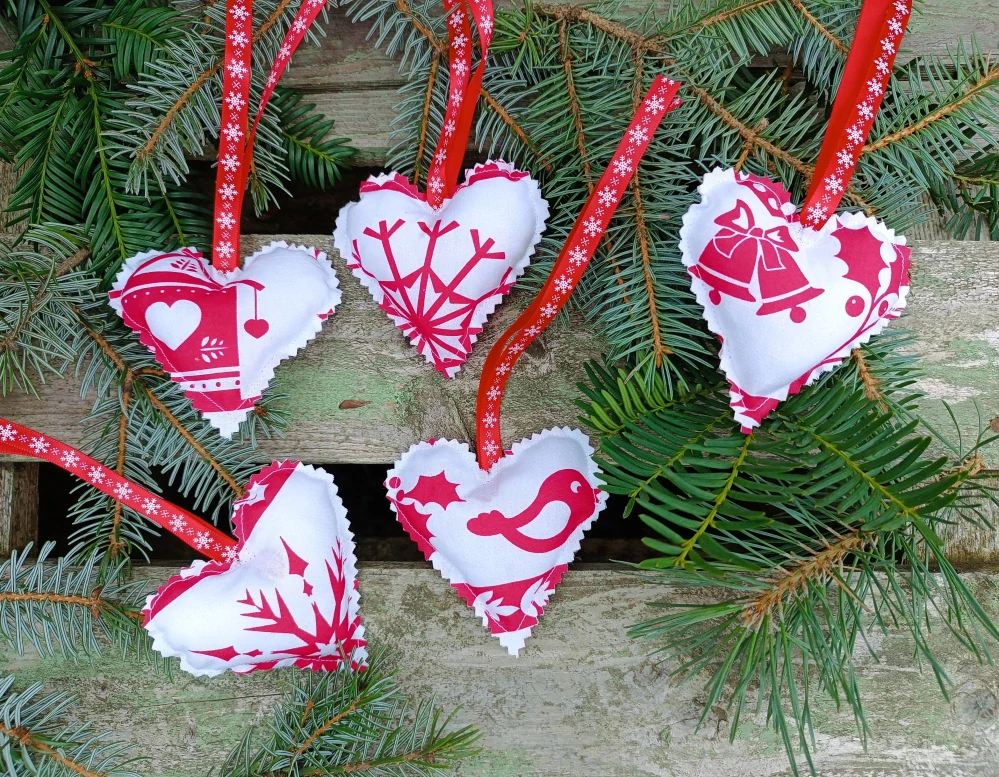 Sada červenobílých srdíček 