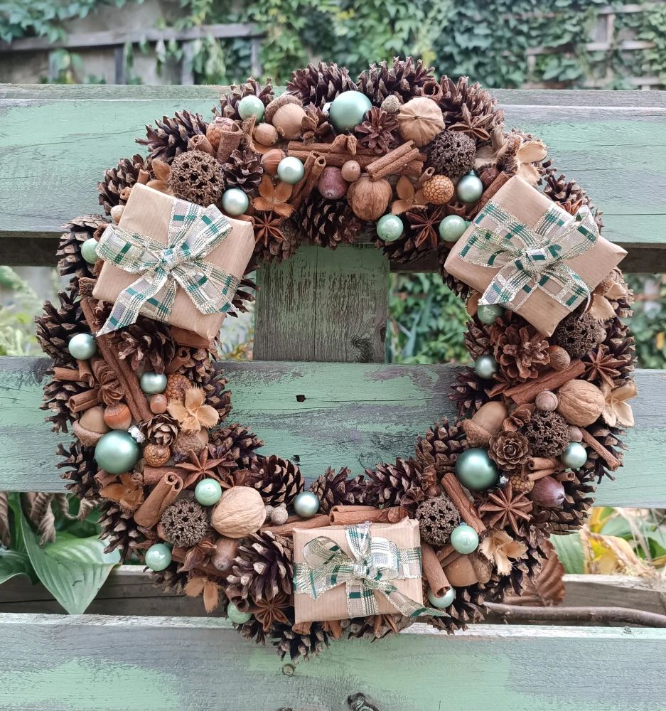 Věnec s dárečky a zelenými baňkami