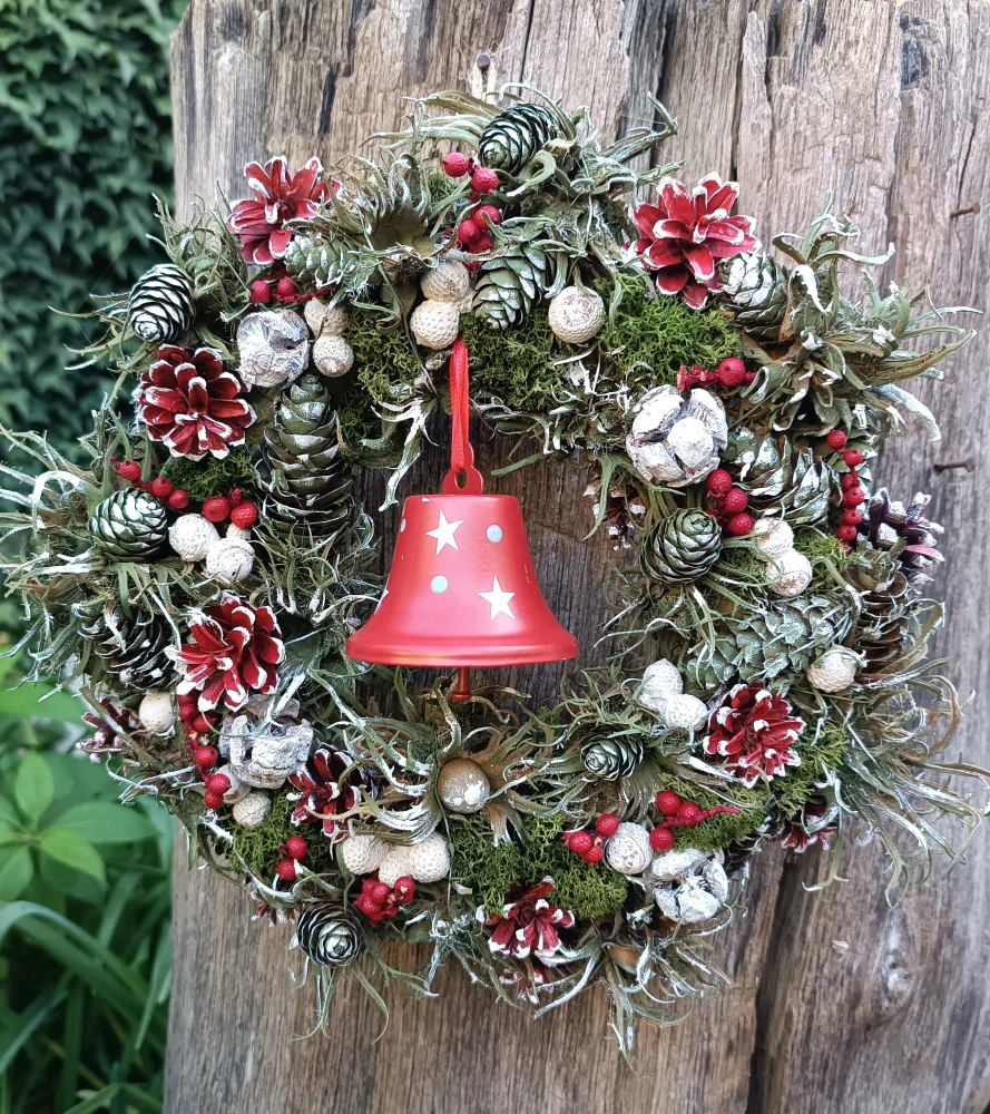 Vánoční věnec se zvonečkem