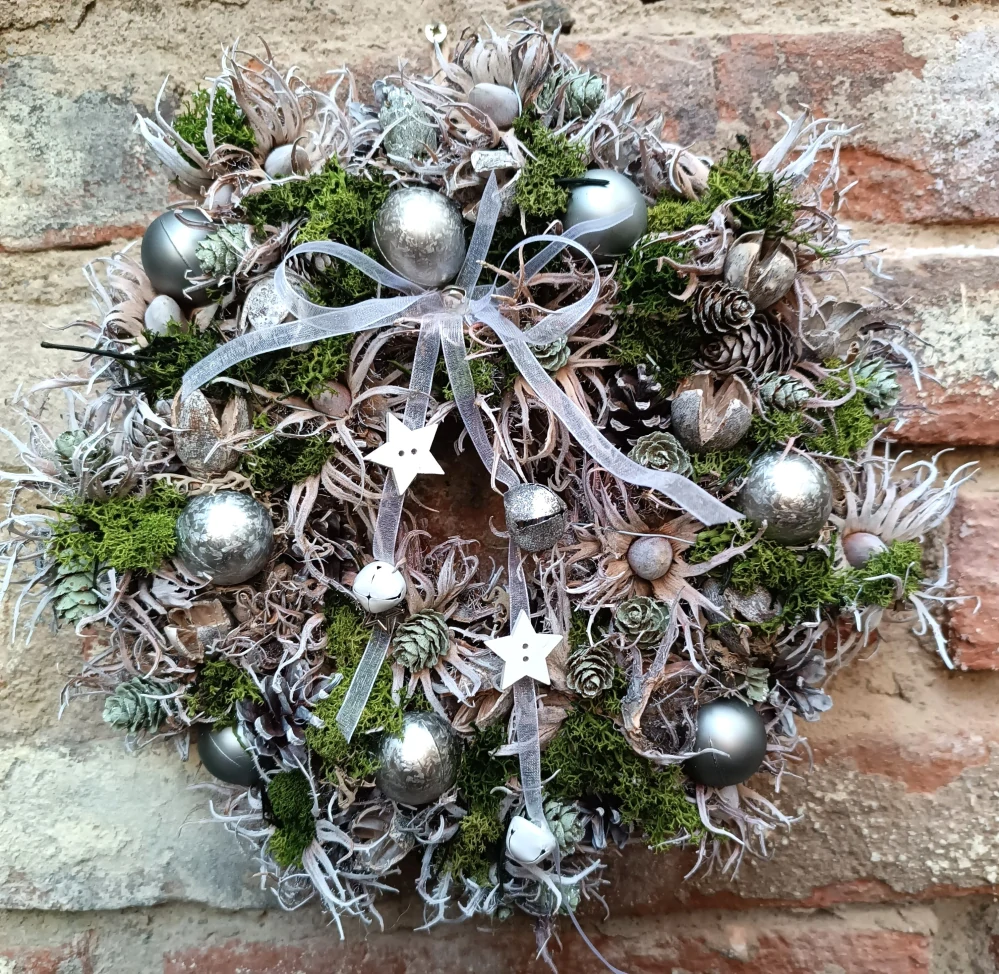 Vánoční střapáč se stříbrnými baňkami