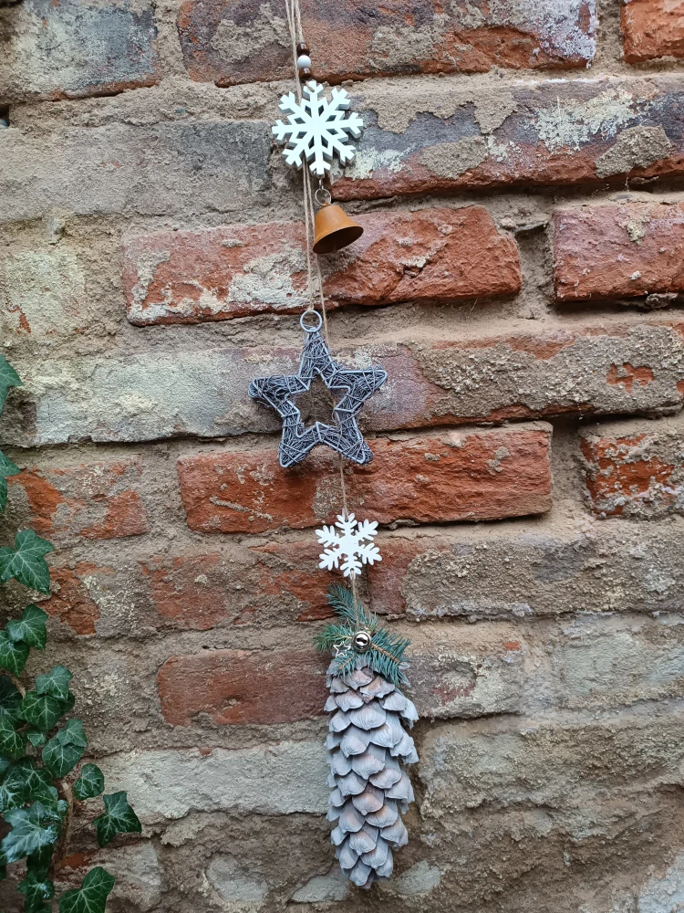 Závěs se zvonečkem a velkou šiškou 