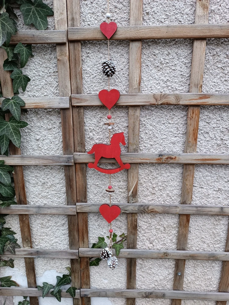 Červený závěs s koníkem 