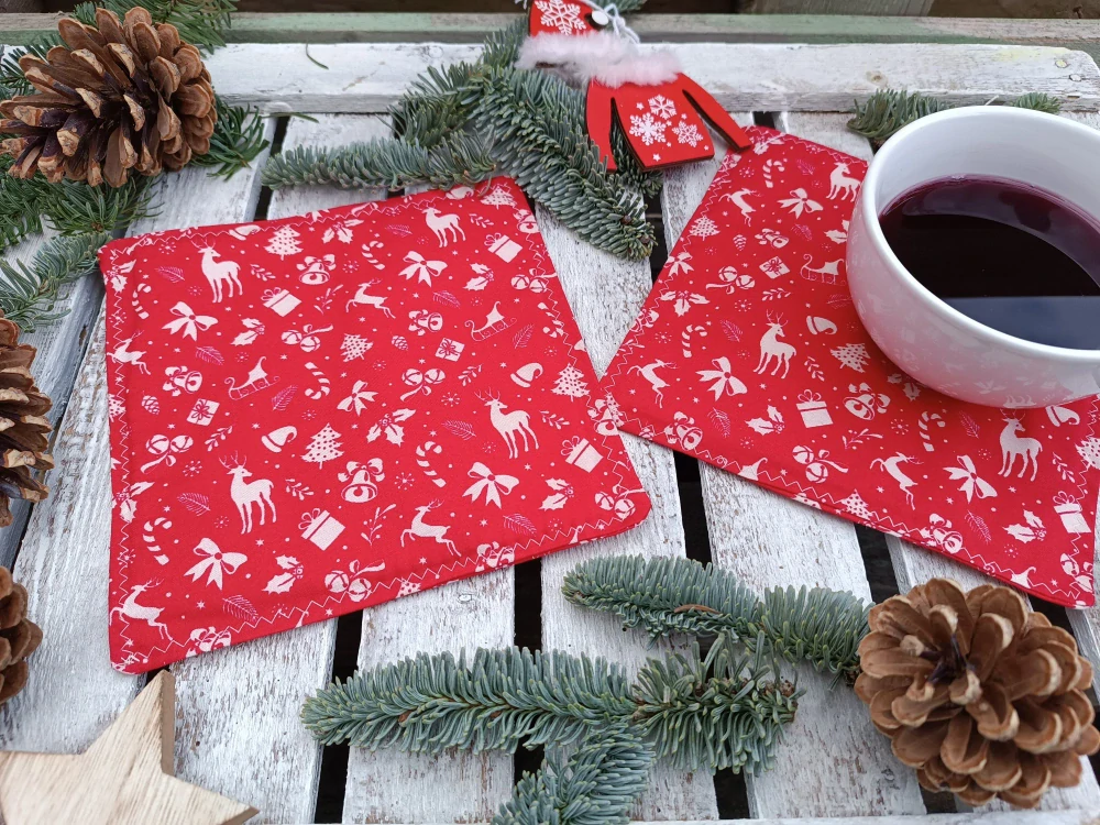 Červená podložka se symboly Vánoc