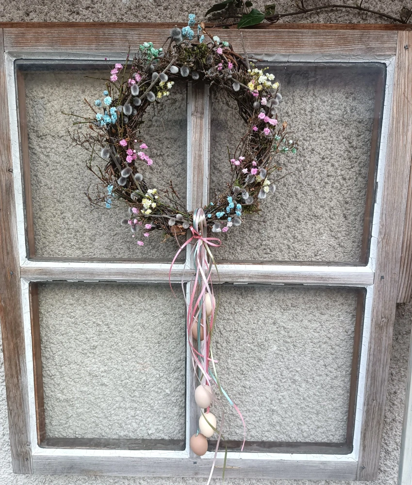Proutěný věnec se stuhami a vajíčky