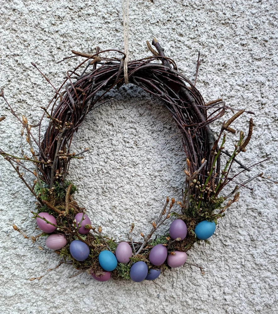 Proutěné vajíčko s barevnými vajíčky