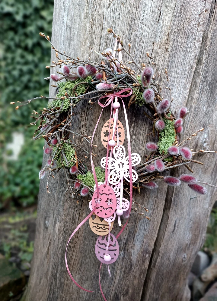 Jarní věneček s kočičkami a dřevěnými kraslicemi