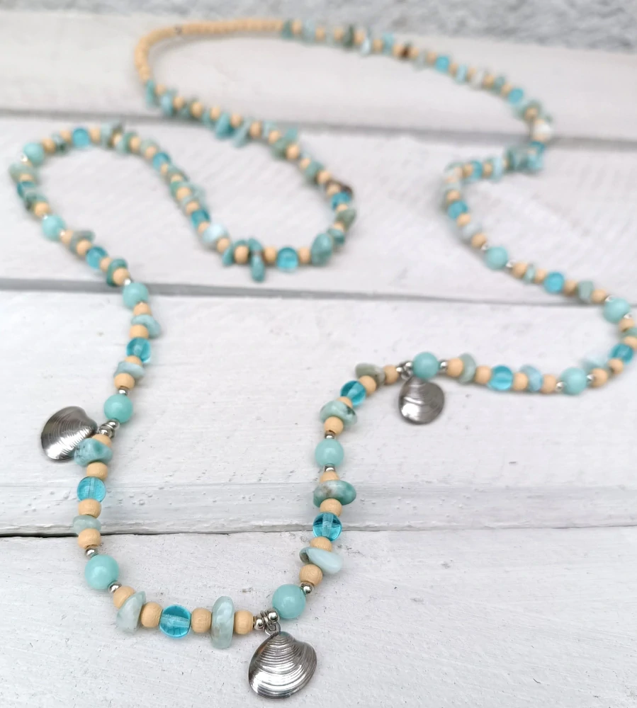 Náhrdelník s larimar zlomky a mušličkami z nerezu