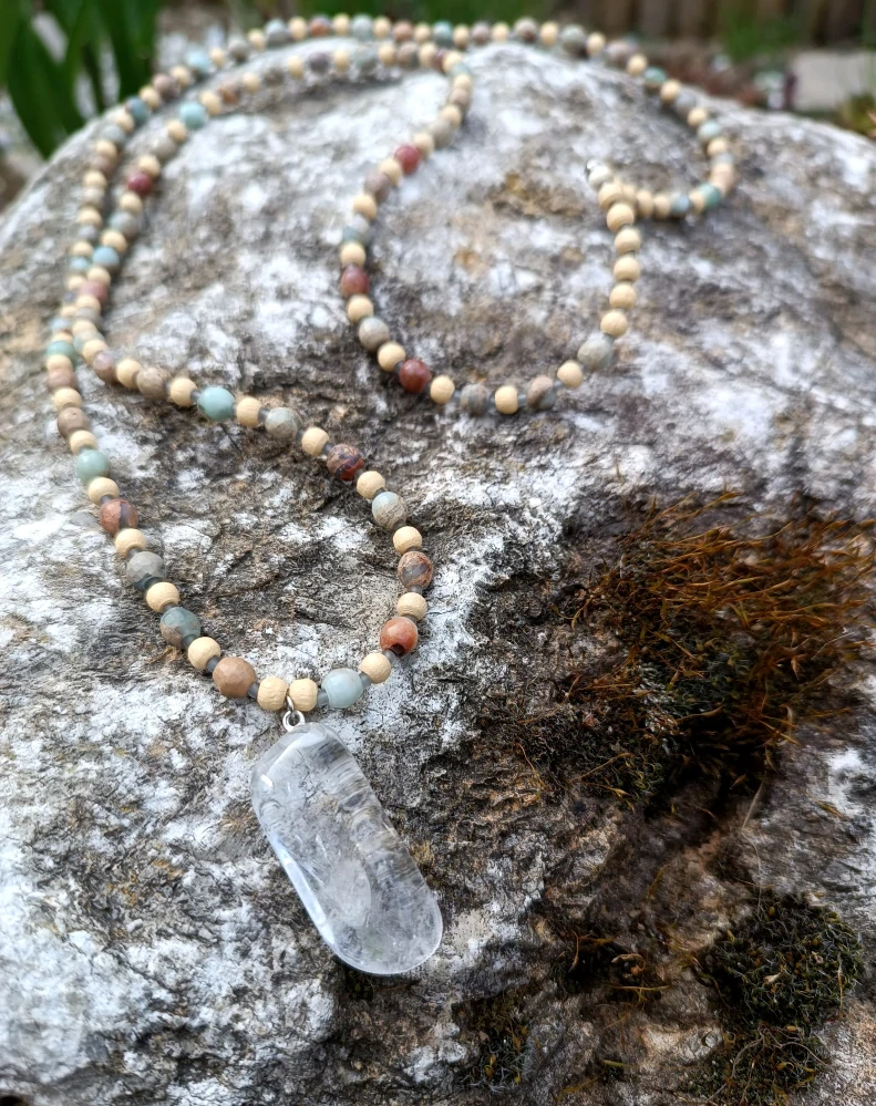 Náhrdelník s agalmatolitem a křišťálem